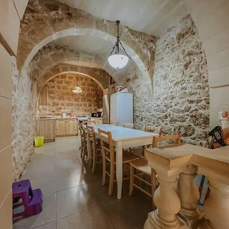 Vakantiehuis Double Heated Pools, Free Ac Nadur